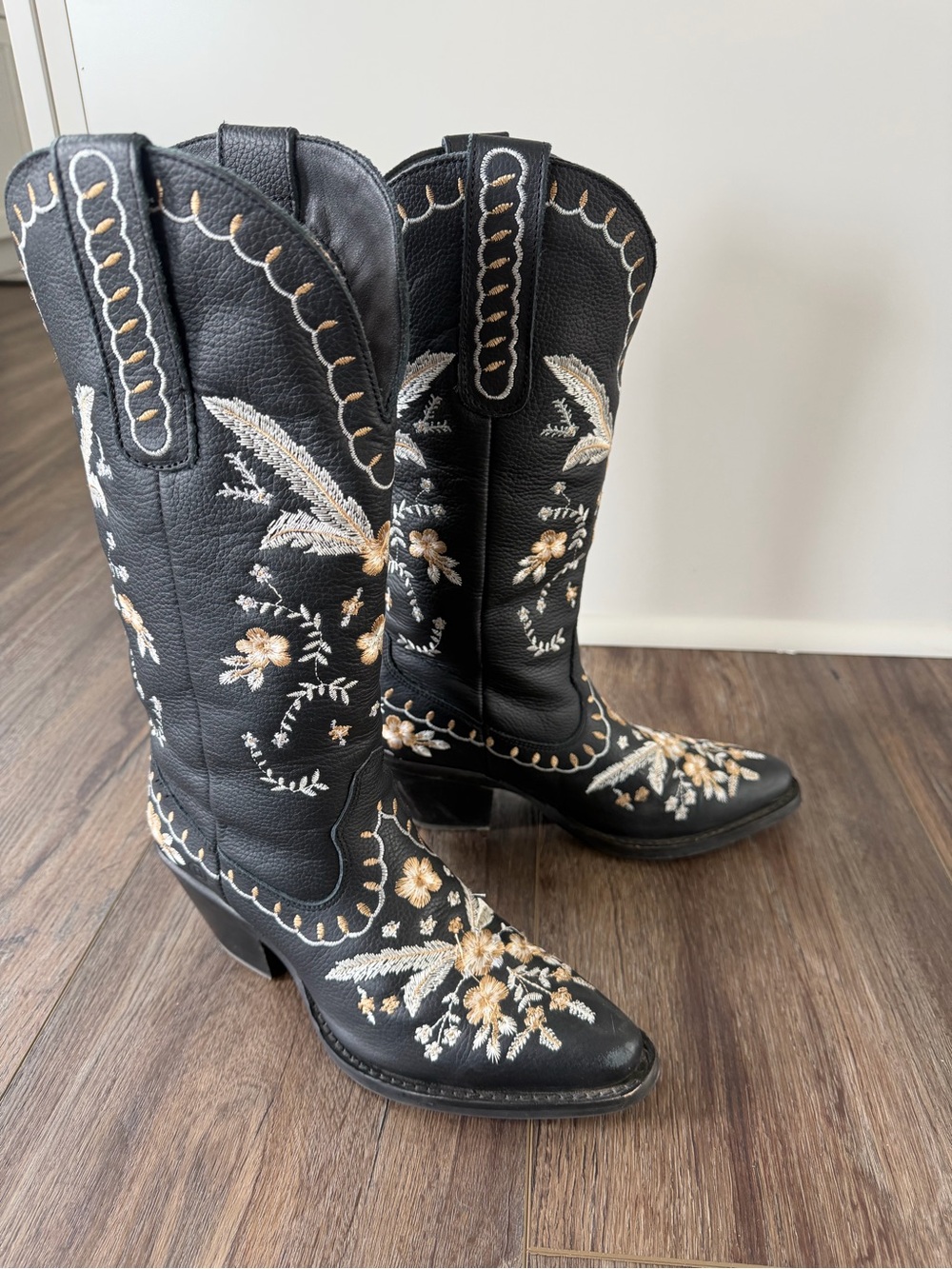 dingo Black Western Embroidered Floral Heeled Boots. Worn once. Women’s size 6.5